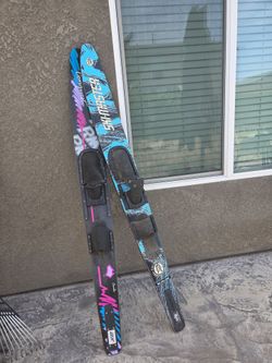 1 pair of water skis