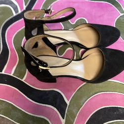 Women’s black suede shoe. Size 10