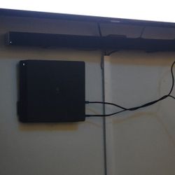 3 Controllers. PS4 SLIM W/wall Hanger 