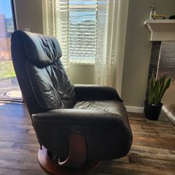Leather. Dark Brown Reclining Chair 