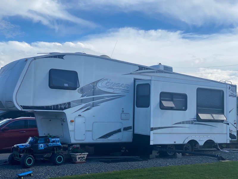Keystone Cougar RV with 2 Slide Outs 