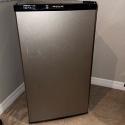 Mini Fridge MUST GO MOVING IN FEW DAYS!!