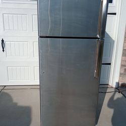 GE Stainless Steel Fridge 