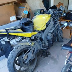 Yamaha R 1