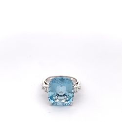 18k White Gold 10.60ct Aquamarine 0.24ct Baguette Diamond Ring 