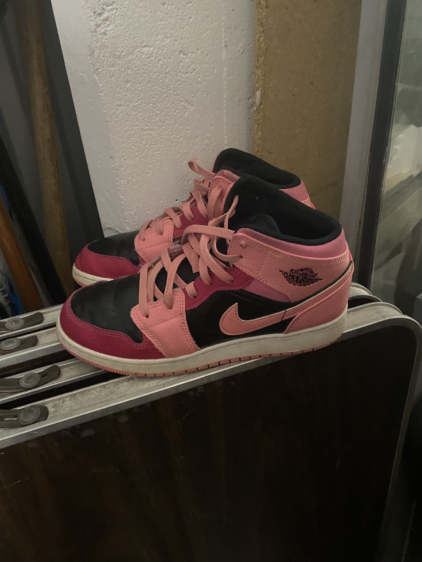 Jordan 1 Coral Chalk Sz 7