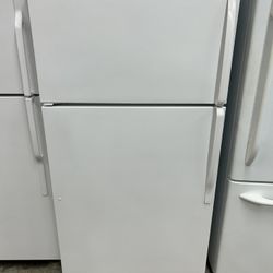 22 Cubic Foot Top Freezer Refrigerator With Ice Maker