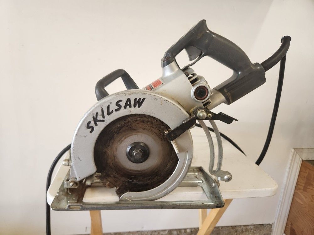 Skilsaw 7.25 Worm Drive Circular Saw