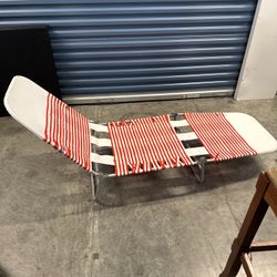 Vintage Folding Chaise Lounge – Red & White Striped Aluminum Beach Chair
