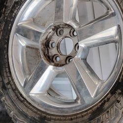 Original GM 20s Tahoes Wheel With Tires 