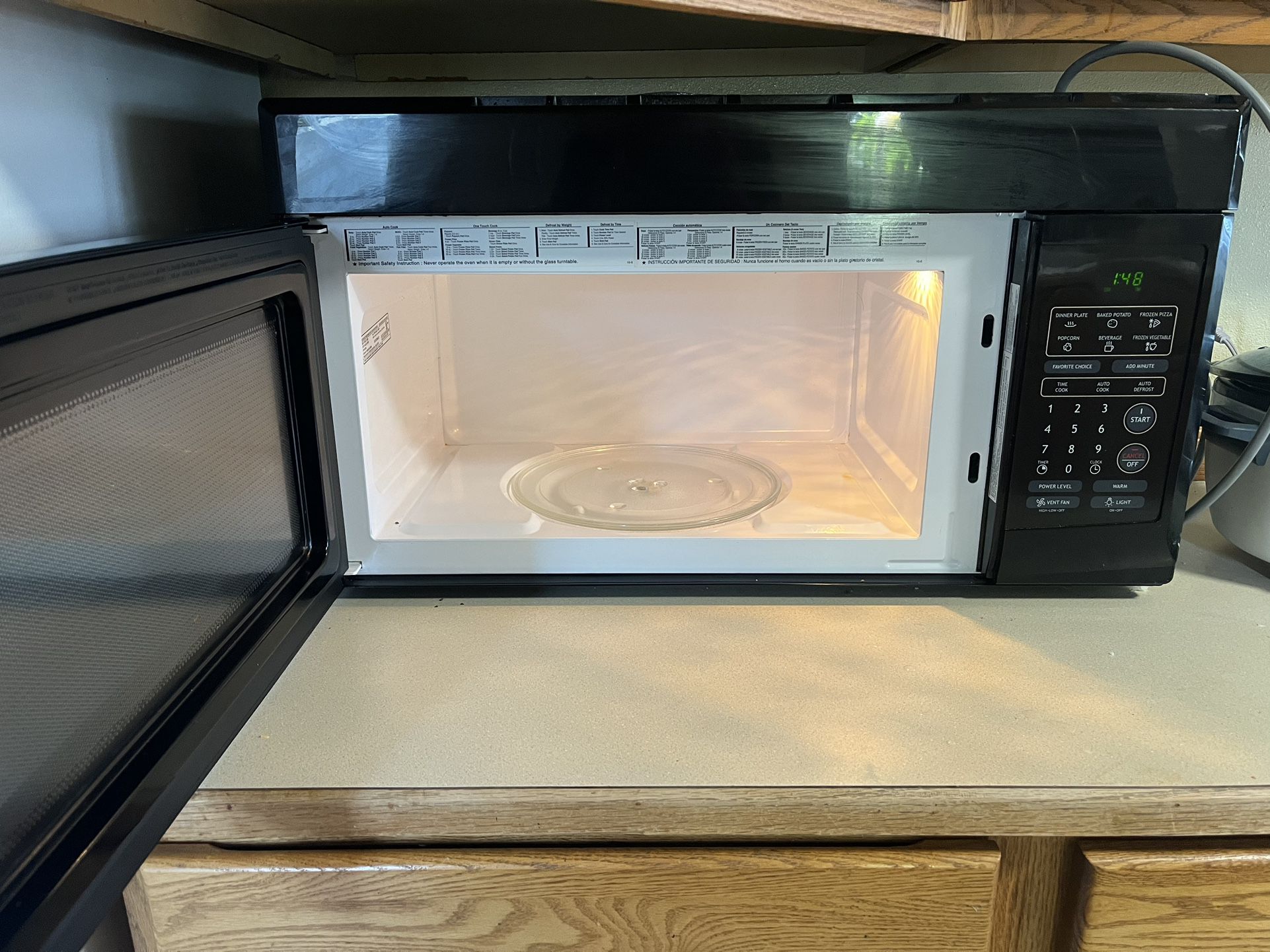 Black N Decker Microwave Oven [Move-out Sale] for Sale in Issaquah