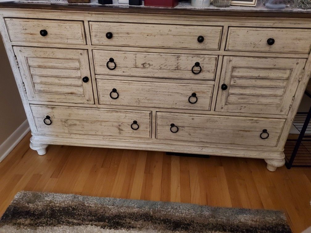Bedroom Set Dresser w/ 2 Night Stands