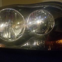Volvo XC90 Headlight Passenger side. Like new in excellent condition