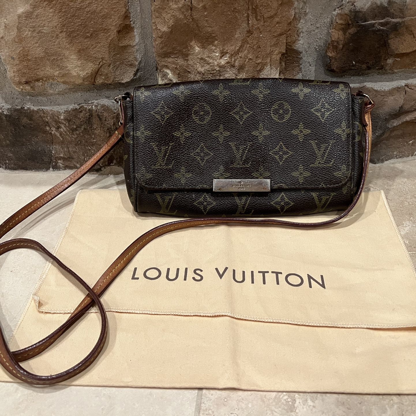 New Louis Vuitton Favorite MM Damier Azur for Sale in Houston, TX - OfferUp