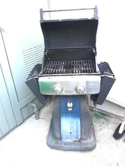 UniFlame Propane Dual-Burner Barbeque w/Shelves