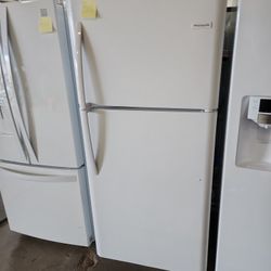 Frigidaire White New Scratch And Dent 20cf Top Freezer Fridge 
