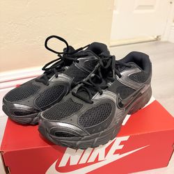 Nike Black shoes (LIKE NEW)