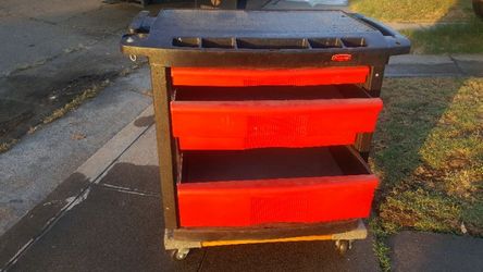 Rubbermaid® Mobile Workcenter 32 x 21 x 33"