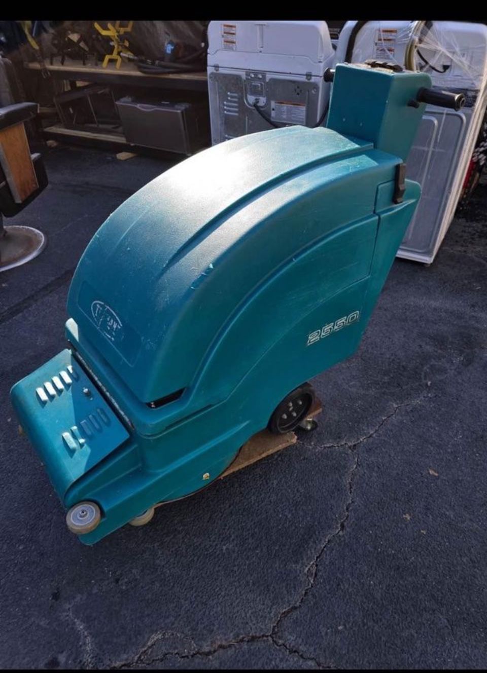 TENANT 2550 BATTERY OPERATED FLOOR SCRUBBER/POLISHER