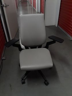 GESTURE CHAIR LIKE NEW 