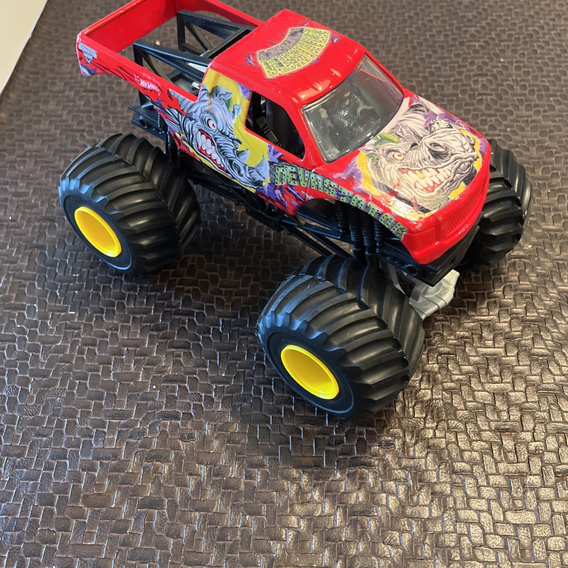 hot wheels monster jam 1:24 scale devastator vehicle