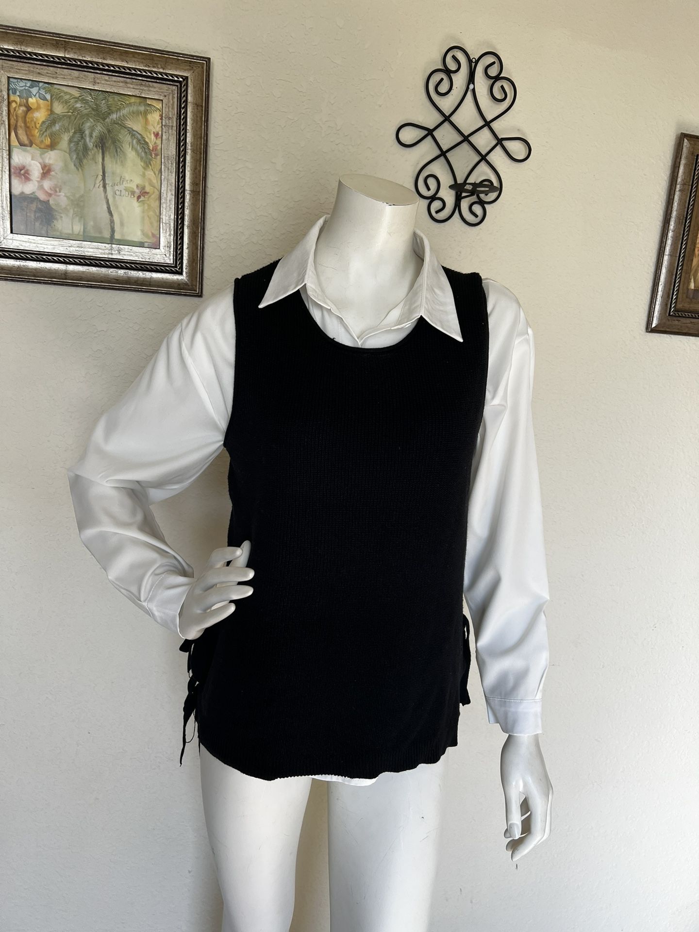 Cute black vest/sweater size M