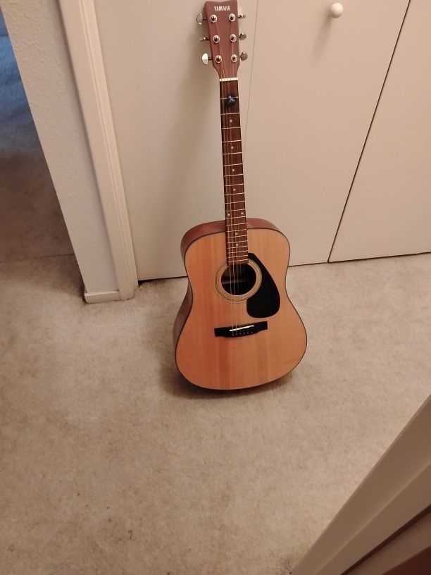 Yamaka Acoustic Guitar
