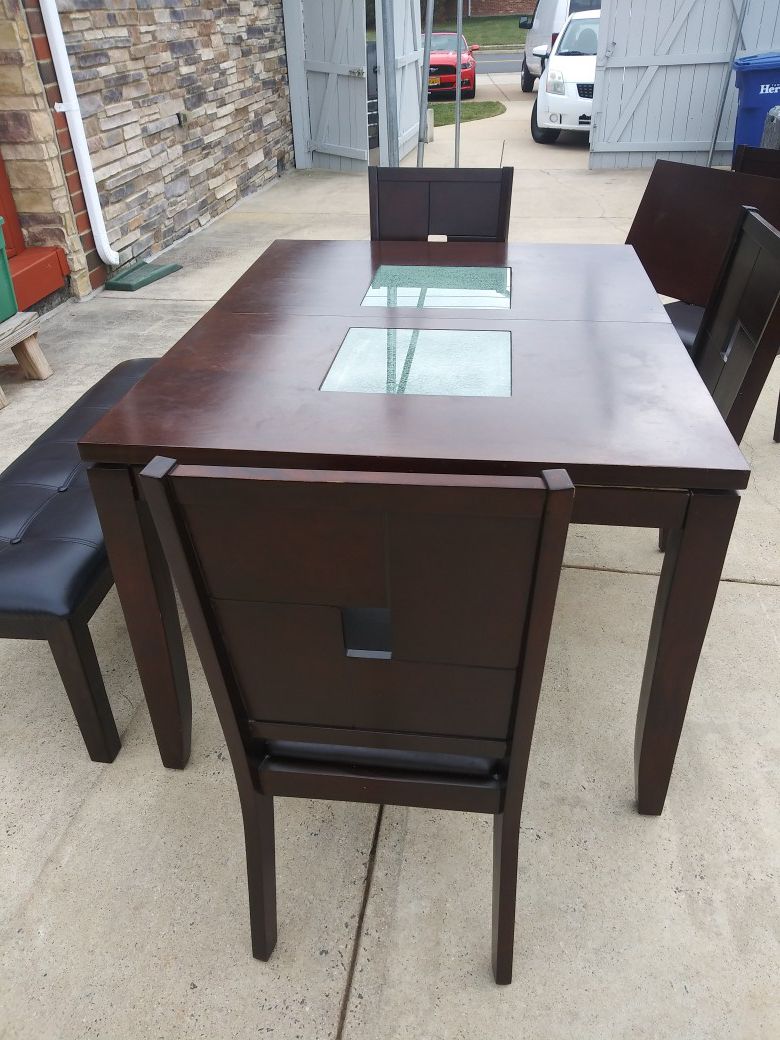 Dining room table set for 6 people