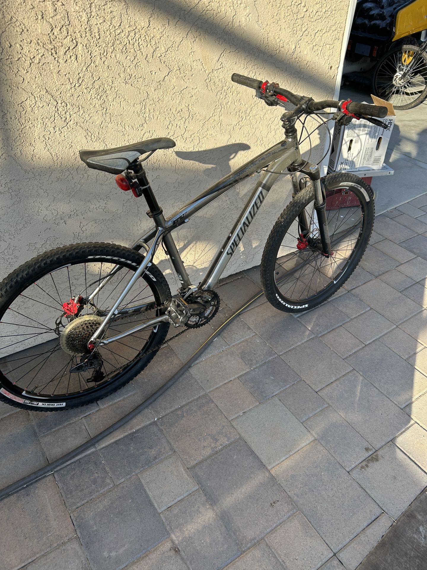 Specialized RockHopper Mountain Bike 26in Rims 43cm
