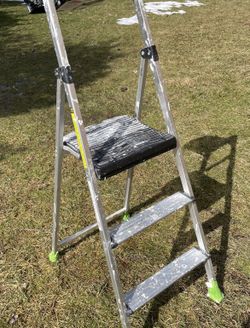 Rubbermaid 3-Step Lightweight Aluminum Step Stool with Project Tray, 225-pound Capacity