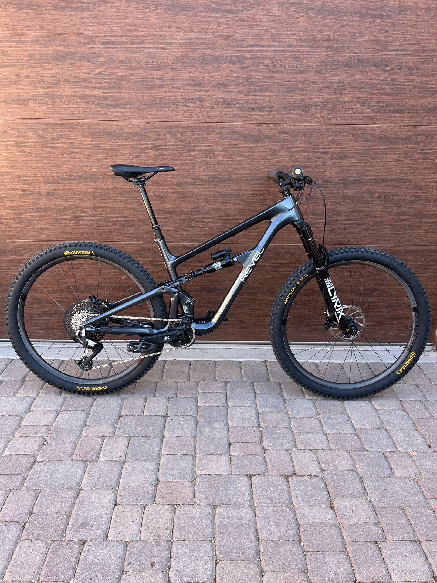 2025 Revel Rascal (large)(like new)(upgraded)