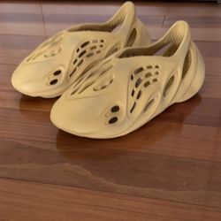 Adidas Yeezy Foam RNR (Desert Sand) Size 8