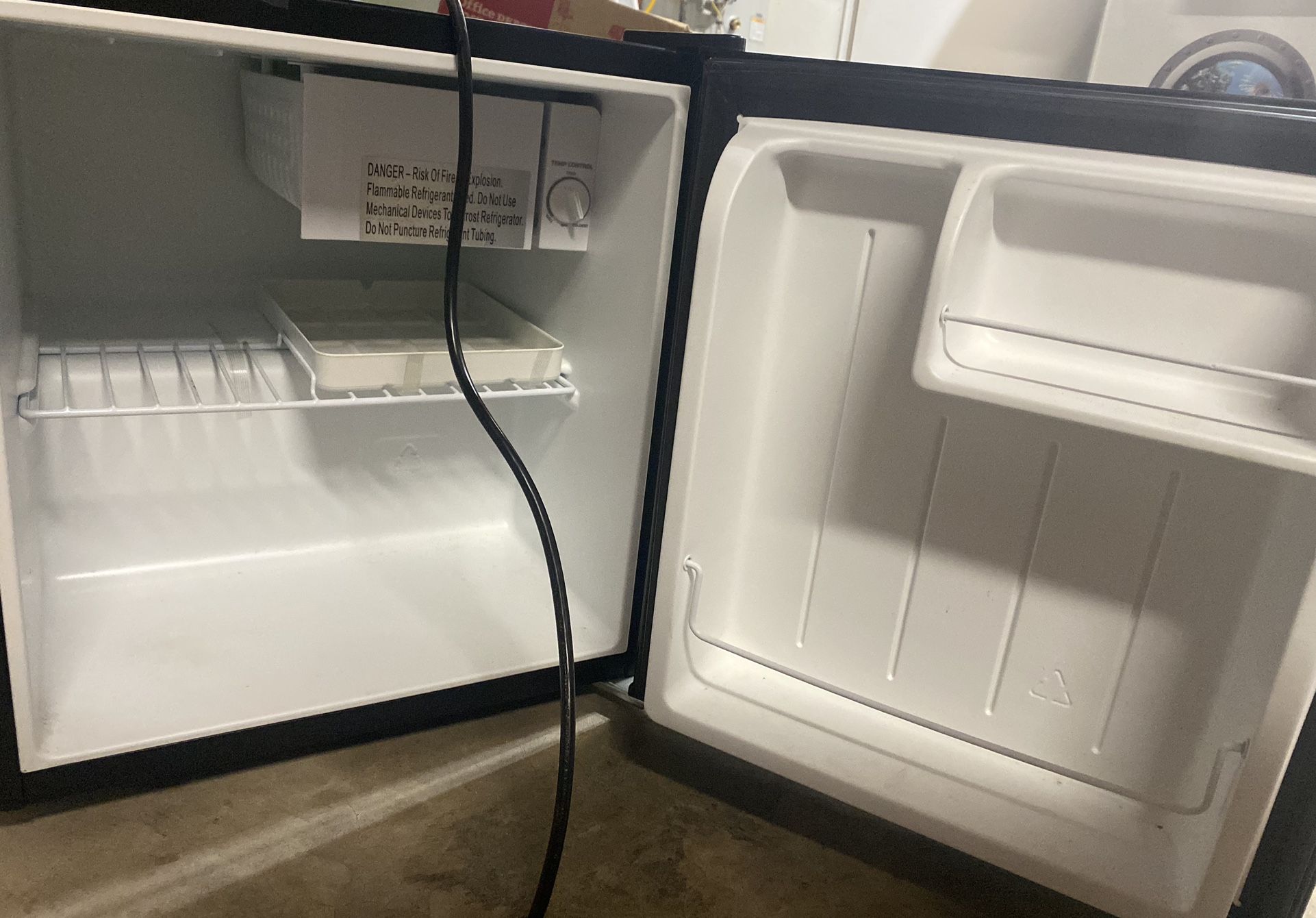 Small Mini Refrigerator Fridge Works Great! Black Galanz