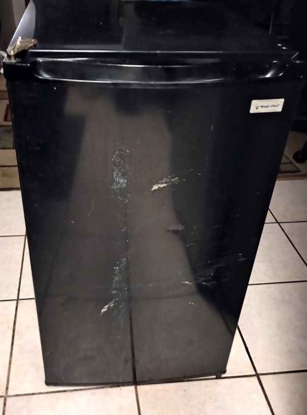 Magic Chef 4.4 cu ft Mini Fridge