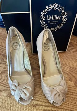 Size 8 Women’s Heels ~ Satin Champagne 