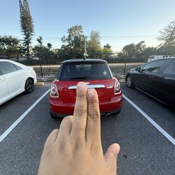 Mini cooper 2010 rojo con interior negro,190 mil millas