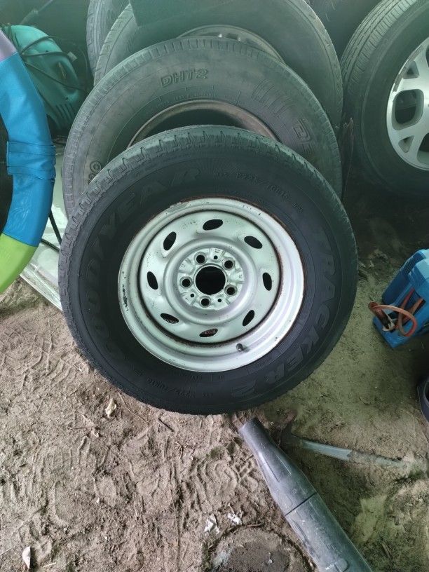 Goodyear 225 70 15