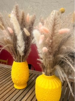 Yellow vases with pompas - center pieces