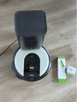 iRobot Roomba i6+ Robot Vacuum with Clean Base + New Genuine Parts