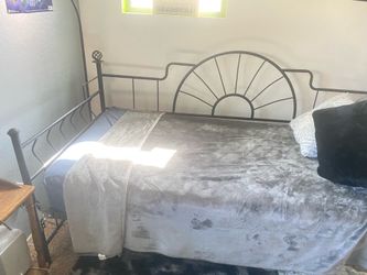 Twin size day bed with mattress