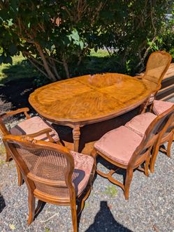 Table, 6 chairs, 2 leafs