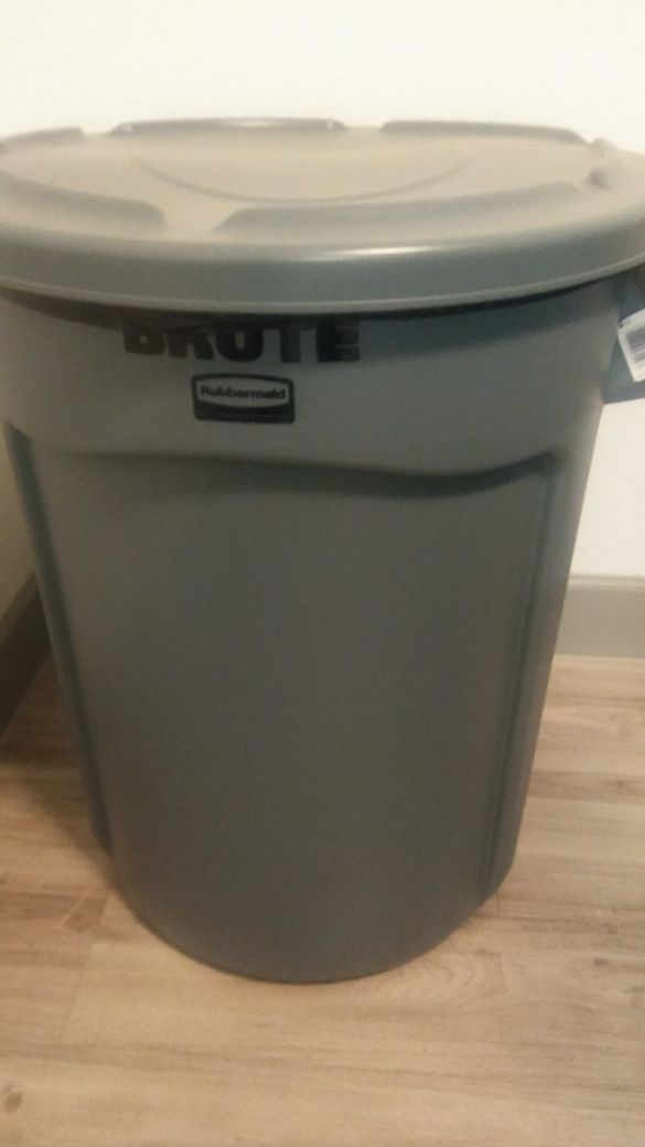 Large 33 gallon trash can