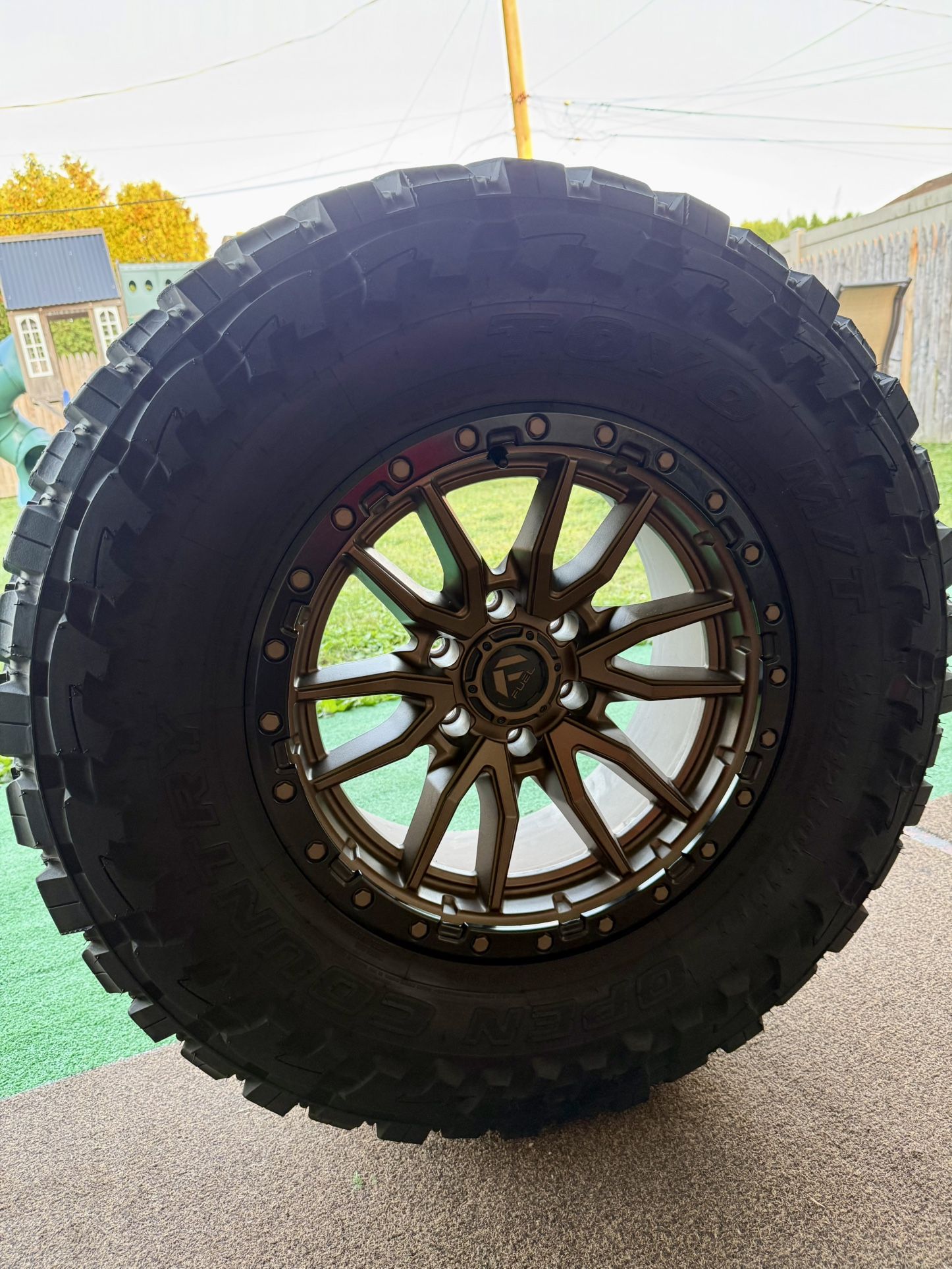 Toyo open Country M/T 35 x 12.50. Fuel 20x12 bronze rims