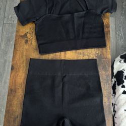 Gym Outfit Says Large Can Maybe Fit A Médium As Well 