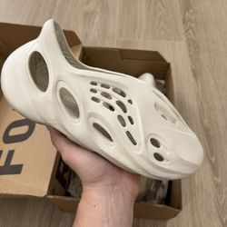 Yeezy Foam Runner Sand Size 10 