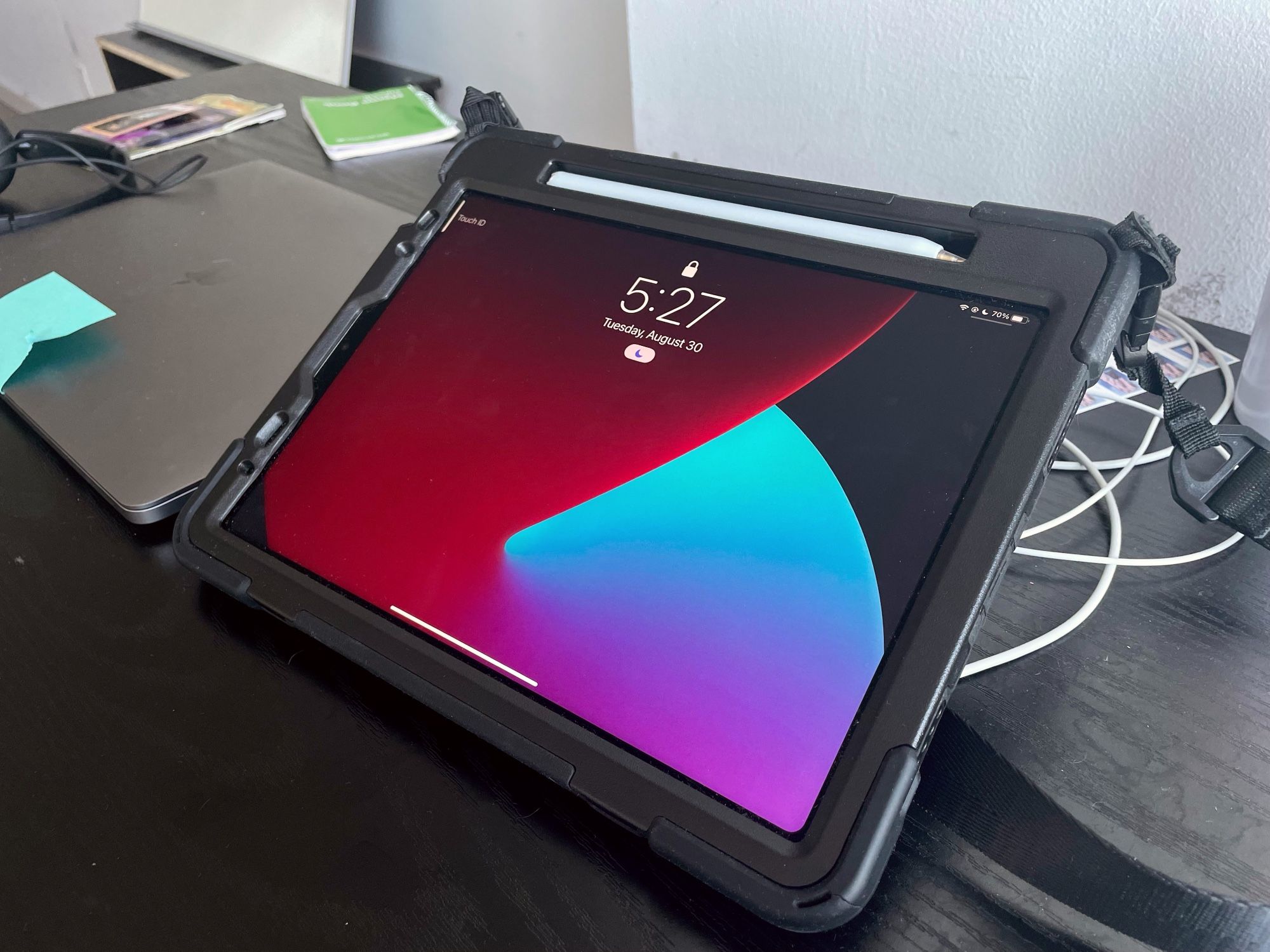 Apple iPad Air 5th Gen in Starlight (WiFi Cellular) and Apple