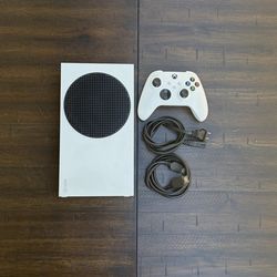 Xbox Series S – Excellent Condition – Controller & Cables Included