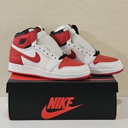 Nike Air Jordan 1 Retro High OG Size 5.5Y / 7 Womens