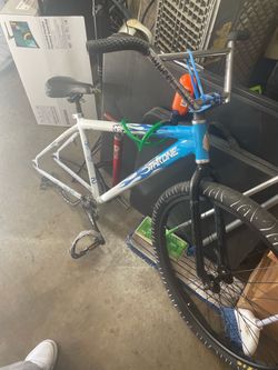 LMK IF YOUR SELLING BACK RIM WITH BOLTS