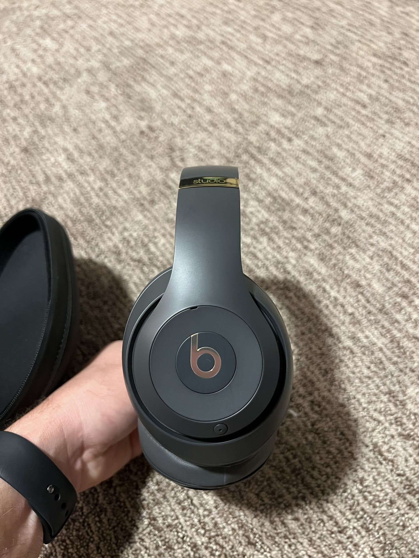 Beats Studio3 Wireless – Matte Black/Gold – Excellent Condition